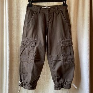 Joie capri cargo pant. Color army green size 26